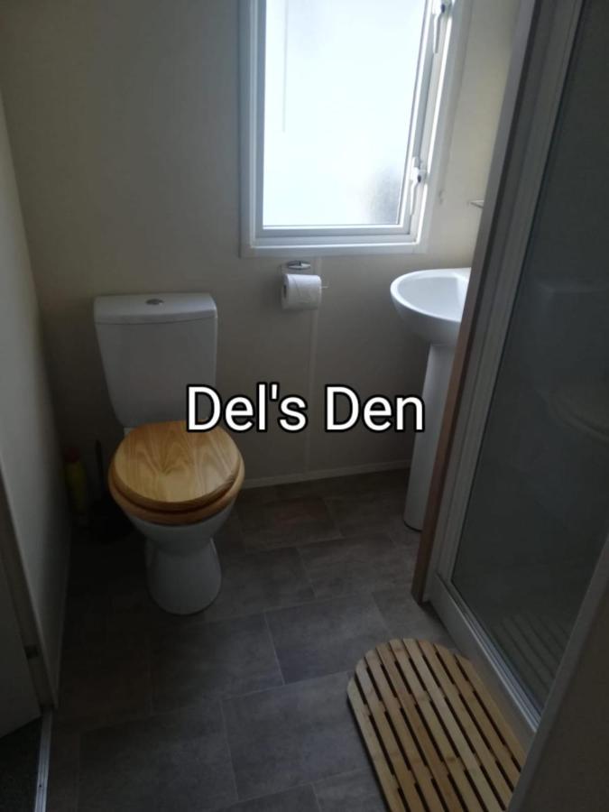 Del'S Den Lakeside Weeley Bridge Exterior foto